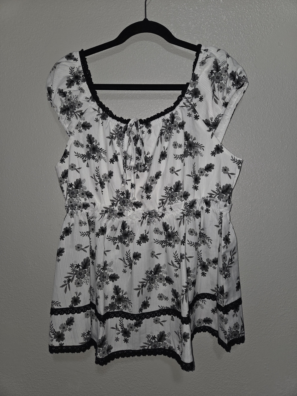 NWT BloomChic White Floral Lace-Trim Peasant Style Top